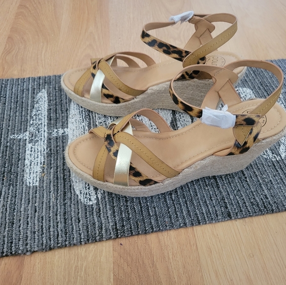 DOLCE BY MOJO MOXY tan cheetah print shoes - Picture 6 of 9